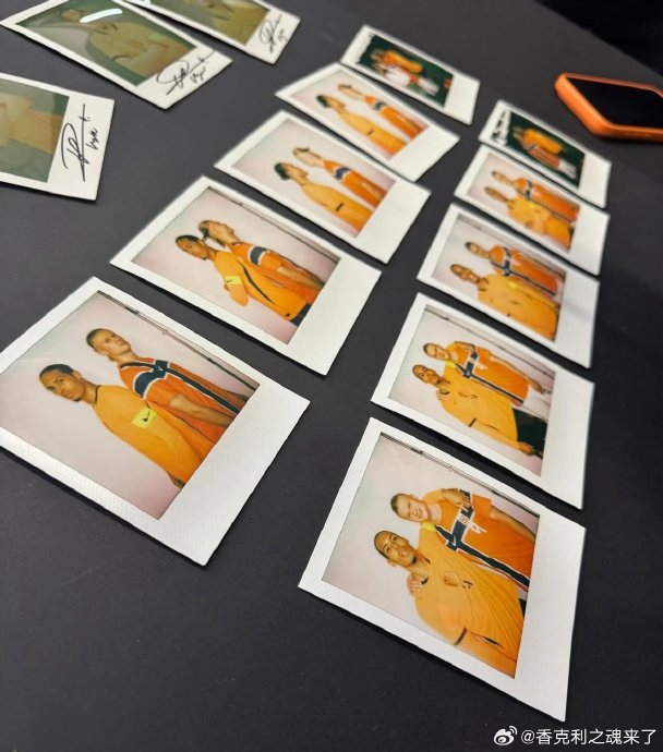 哈兰德与范迪克拍立得合影引热议